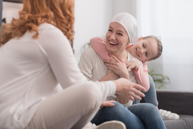 Família feliz passando tempo juntos, conceito de câncer