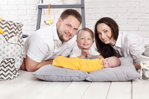 Família feliz, passar tempo com casa