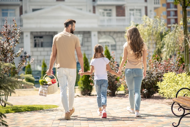 Família feliz passeando juntos