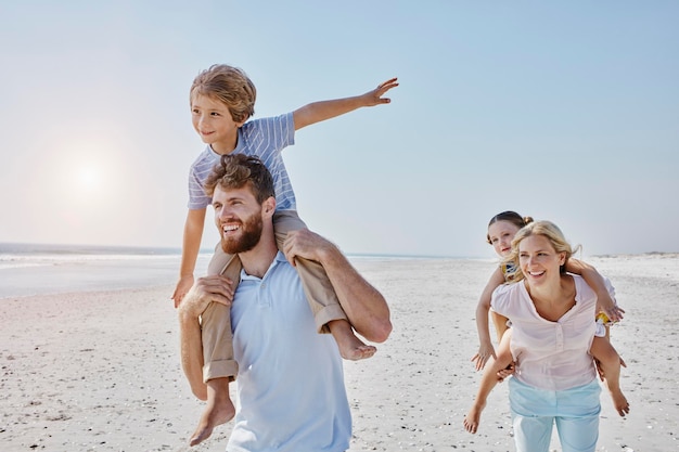 Família feliz passeando na praia