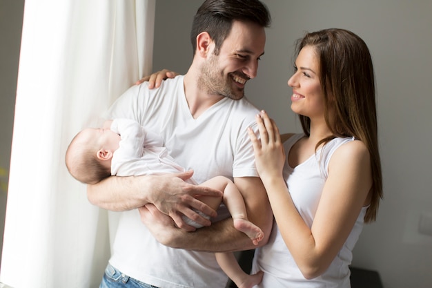 Foto família feliz pela janela