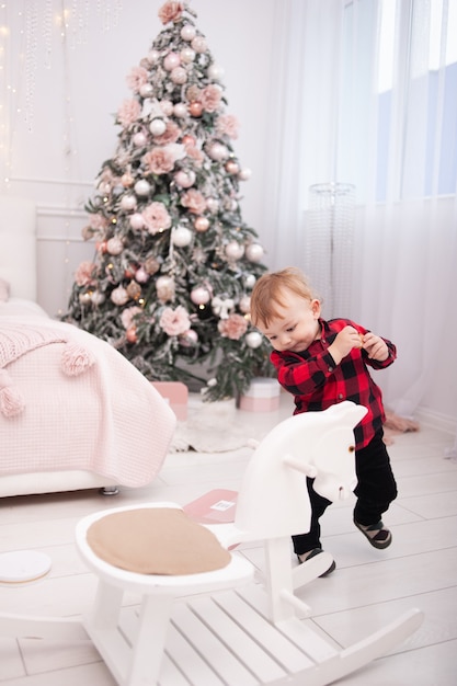 Família feliz perto da árvore de Natal em um interior aconchegante