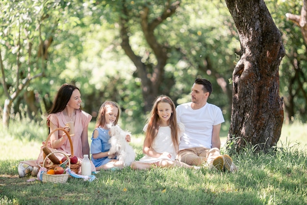 Familia feliz en un picnic en el parque en un día soleado