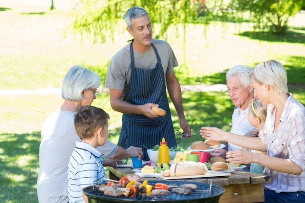 Familia feliz con picnic en el parque