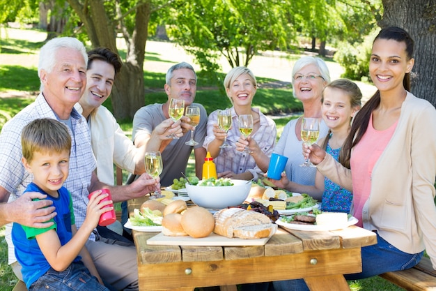 Familia feliz con picnic en el parque