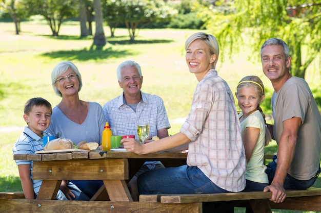 Familia feliz con picnic en el parque