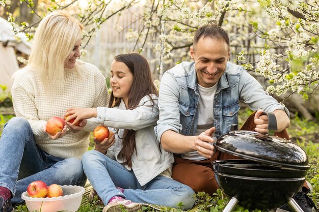 Familia feliz en un picnic de verano en el parque.