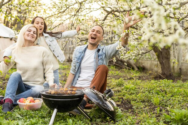 Familia feliz en un picnic de verano en el parque.