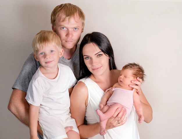 Familia feliz de pie juntos