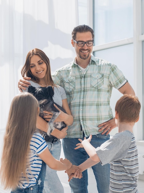 Familia feliz de pie en una nueva foto de apartamento con espacio para copiar