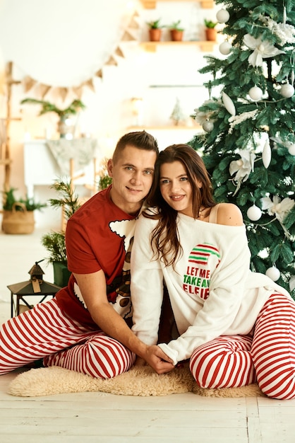 familia feliz en pijama en casa