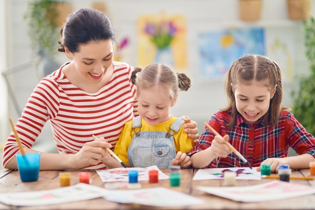 Família feliz pintando juntos