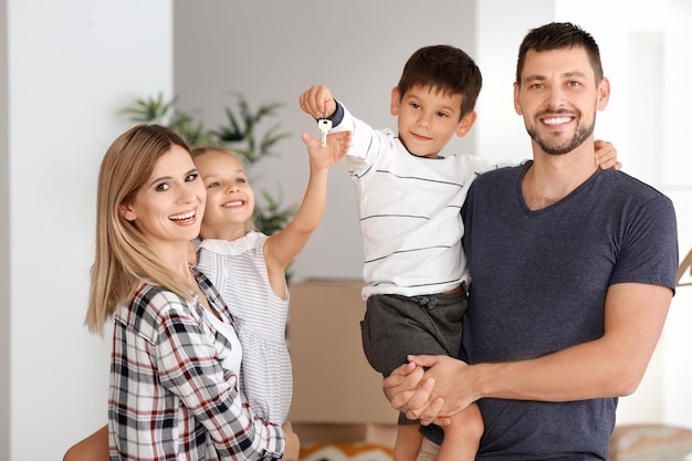 Foto familia feliz en piso nuevo