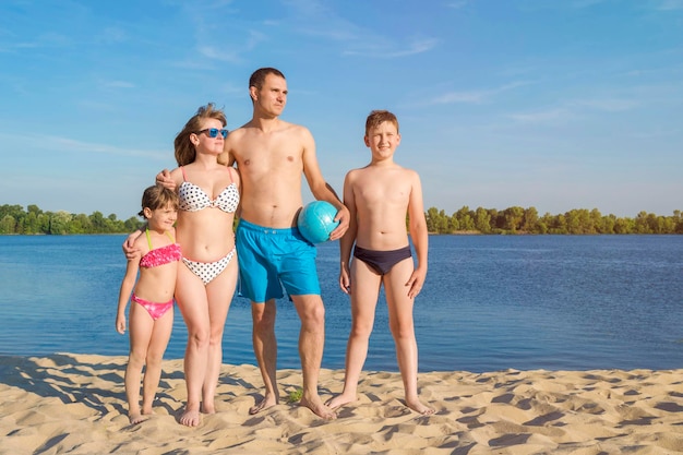 Familia feliz en la playa en un día soleado Vacaciones familiares Concepto de estilo de vida saludable