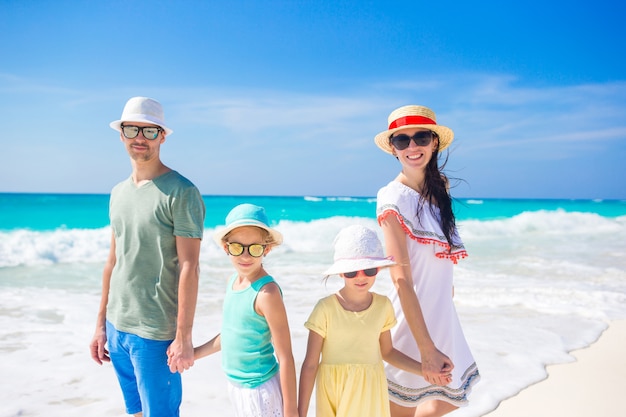 Familia feliz en una playa tropical