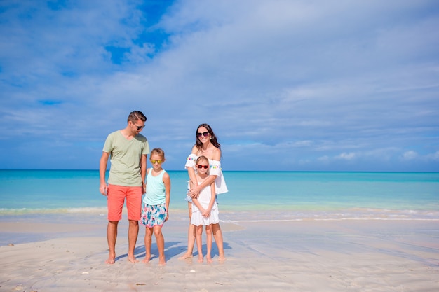 Familia feliz en la playa durante las vacaciones de verano