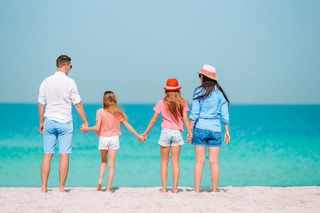 Familia feliz en la playa durante las vacaciones de verano