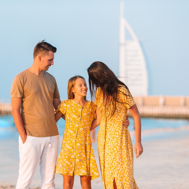 Familia feliz en la playa durante las vacaciones de verano