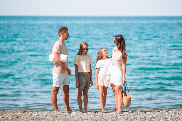 Familia feliz en una playa durante las vacaciones de verano