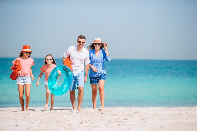 Foto familia feliz en la playa durante las vacaciones de verano