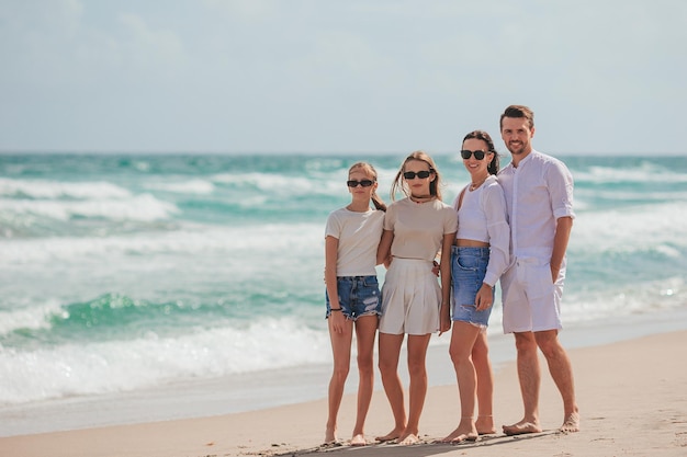 Familia feliz en la playa durante las vacaciones de verano