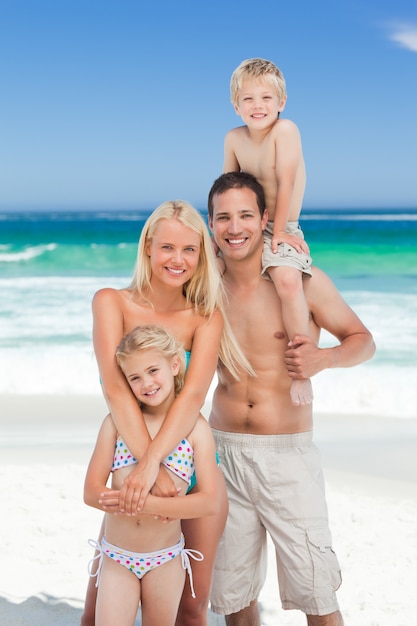 Familia feliz en la playa