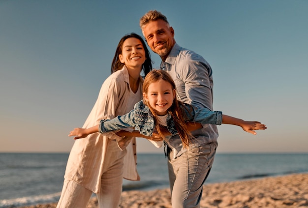 familia feliz en la playa