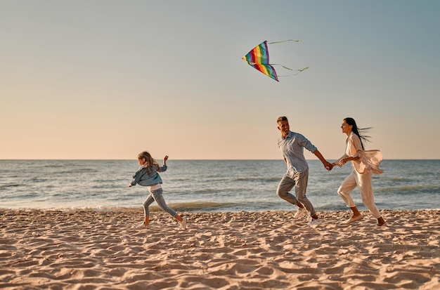 familia feliz en la playa