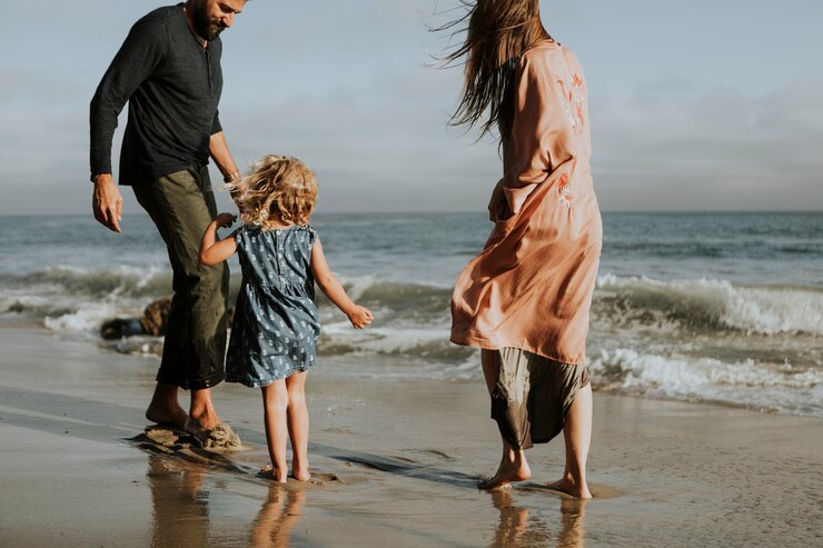 Familia feliz, en una playa