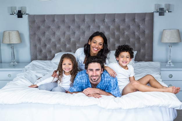 Familia feliz posando para la cámara