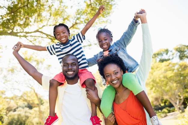 Família feliz posando juntos