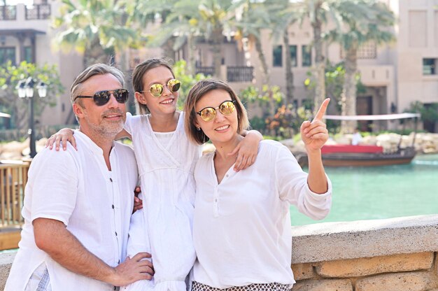 Foto família feliz posando na cidade