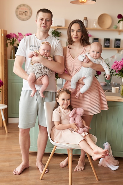 família feliz posando na cozinha