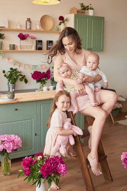 família feliz posando na cozinha