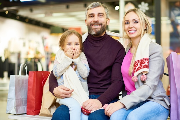 Foto família feliz posando no shopping