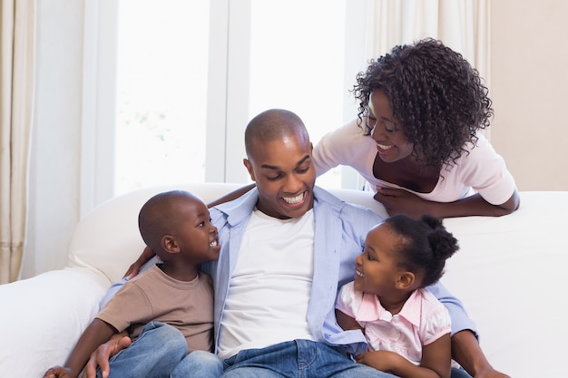 Família feliz posando no sofá juntos