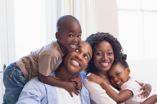 Família feliz posando no sofá juntos