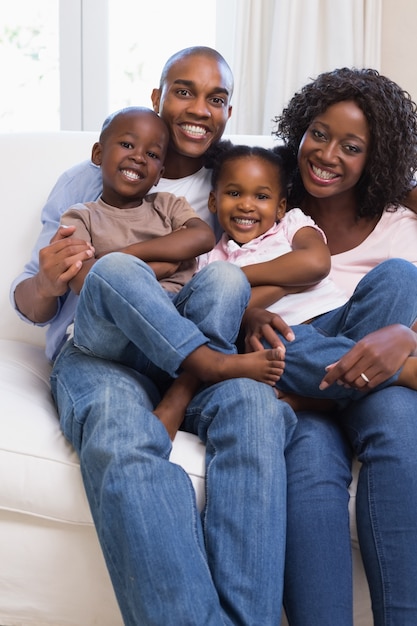 Foto família feliz posando no sofá juntos