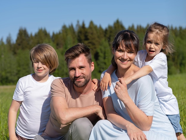 Familia feliz en la pradera de verano