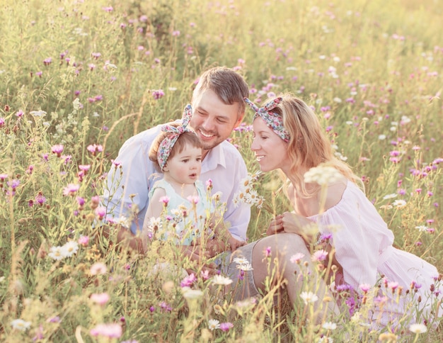 Familia feliz en prado de flores