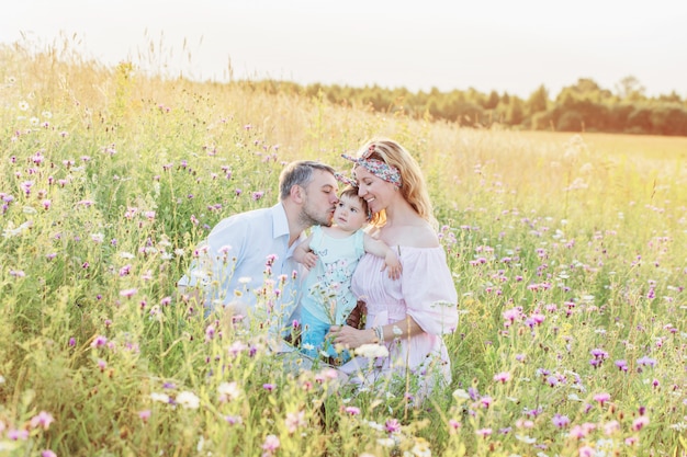 Familia feliz en prado de flores