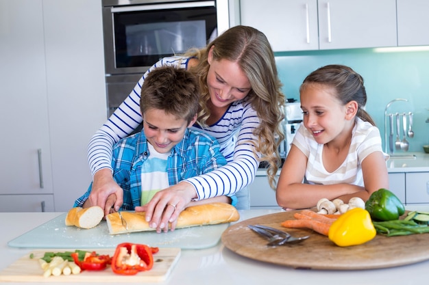 Família feliz preparando almoço juntos