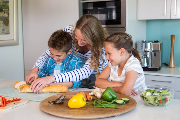 Família feliz preparando almoço juntos