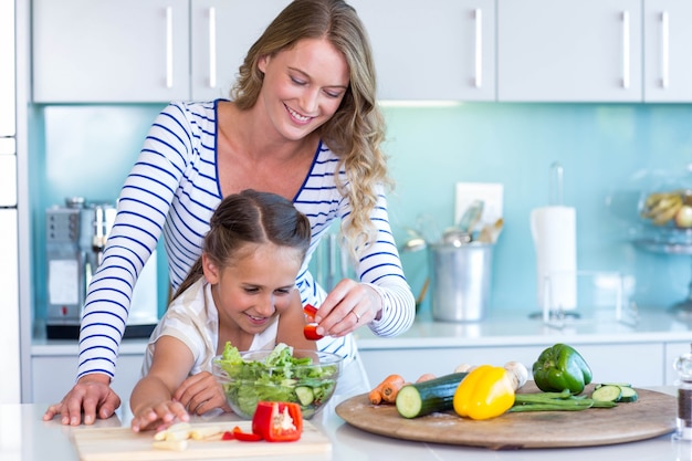 Familia feliz preparando el almuerzo juntos