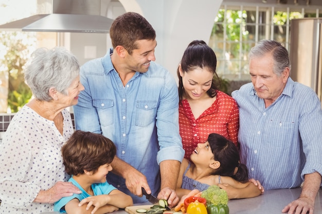 Familia feliz preparando la comida en la cocina