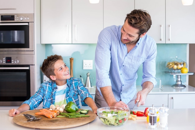 Família feliz preparando o almoço juntos