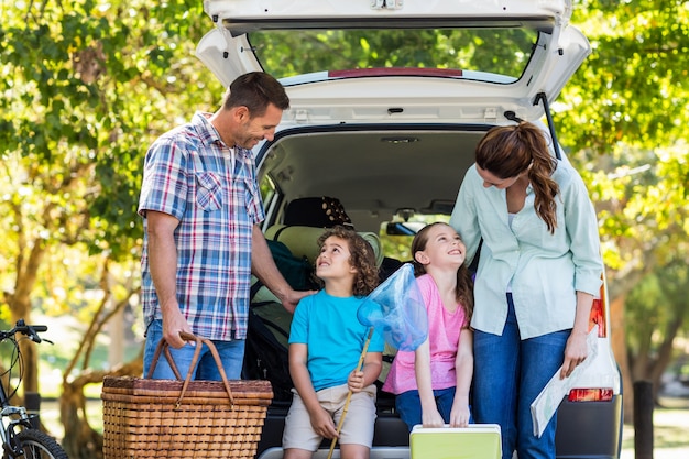 Família feliz preparando-se para a viagem