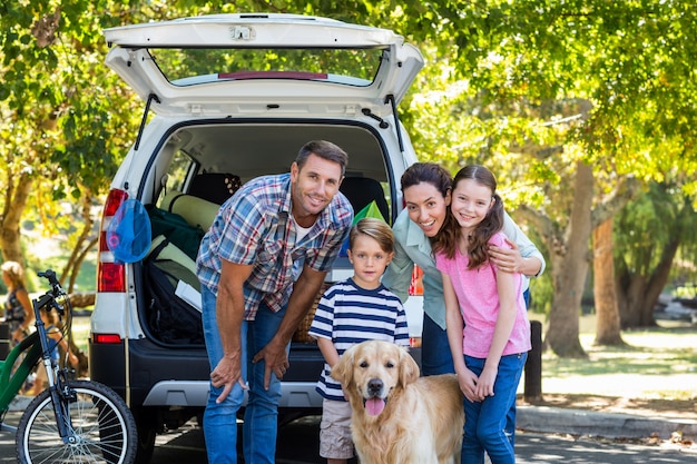 Foto família feliz preparando-se para a viagem