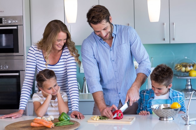 Família feliz preparando vegetais juntos