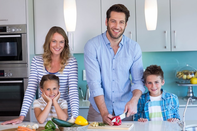 Familia feliz preparando verduras juntos